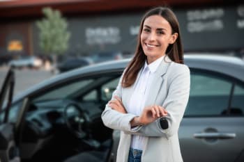 donna in concessionaria con chiavi auto in mano