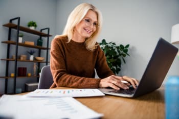 donna lavora al computer