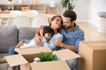 famiglia felice nella casa nuova
