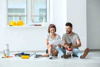 Giovani che ristrutturano casa Giovani che ristrutturano casa