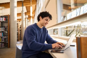 ragazzo al computer ragazzo al computer