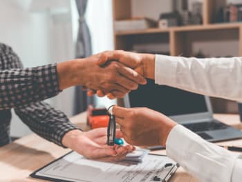 stretta di mano e consegna chiavi dell'auto