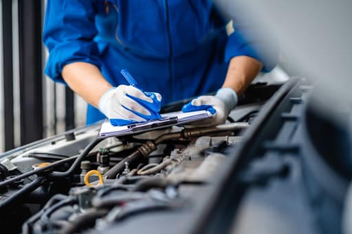 meccanico_compila_tagliando_auto_manutenzione