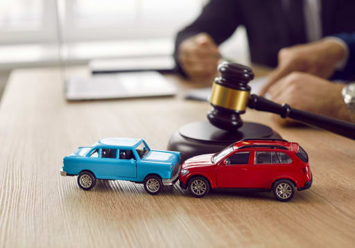 modellini di auto che simulano incidente