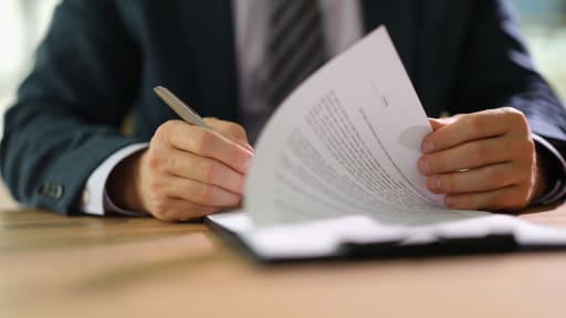 persona che firma un contratto