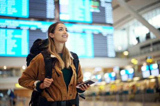 ragazza all aeoroporto per viaggio