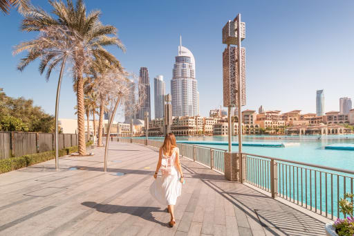 Ragazza che passeggia per Dubai
