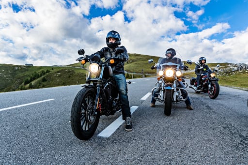 tre_motociclisti_su_strada