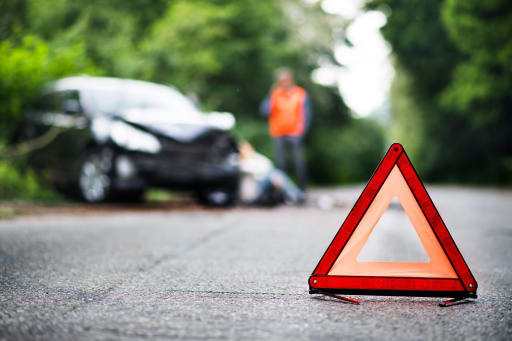 triangolo_di_emergenza_su_strada_per_incidente triangolo_di_emergenza_su_strada_per_incidente