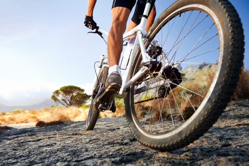 uomo in mountain bike uomo in mountain bike
