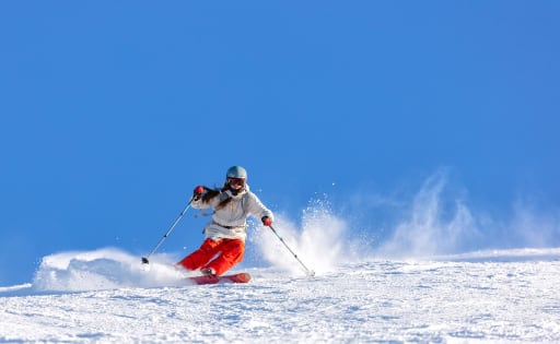 ragazza_sulla_neve_con_sci ragazza_sulla_neve_con_sci