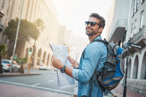ragazzo_turista_in_citta_con_mappa ragazzo_turista_in_citta_con_mappa