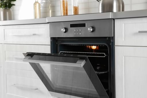 Forno da cucina aperto e accesso