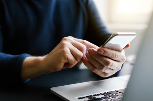 mani che usano smartphone mani che usano smartphone