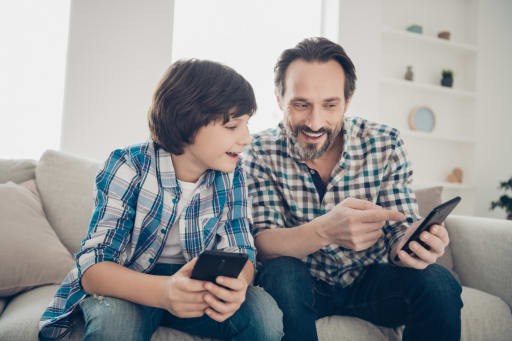 padre e figlio con smartphone padre e figlio con smartphone