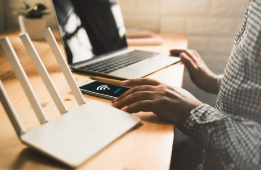 Persona che si collega al wifi tramite password Persona che si collega al wifi tramite password