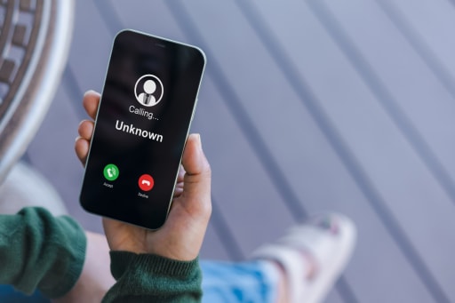 persona tiene in mano smartphone con chiamata anonima persona tiene in mano smartphone con chiamata anonima