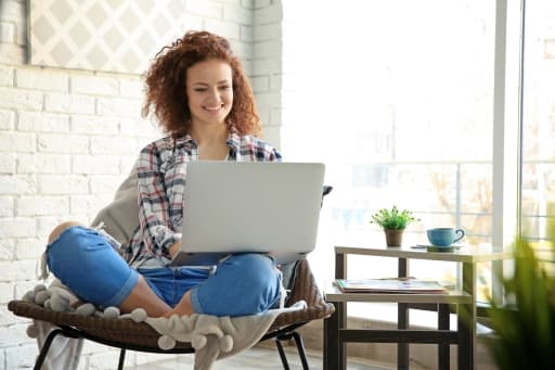 ragazza al pc ragazza al pc