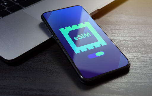smartphone-con-logo-della-e-sim smartphone-con-logo-della-e-sim
