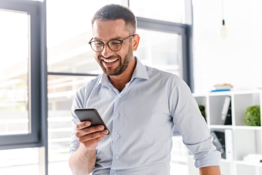 uomo sorridente con smartphone uomo sorridente con smartphone