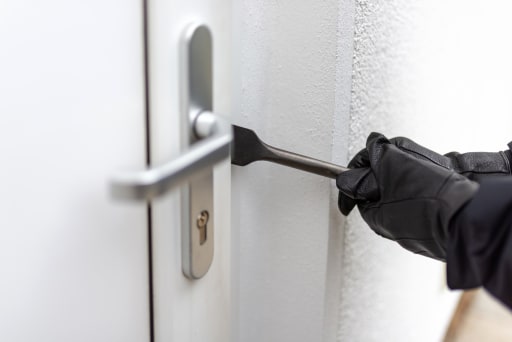 ladro che forza una porta ladro che forza una porta
