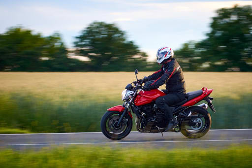 Motociclista che guida la moto in strada Motociclista che guida la moto in strada