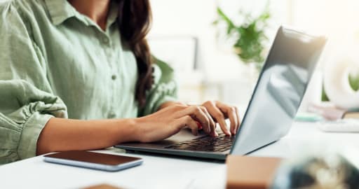 Ragazza che scrive a pc Ragazza che scrive a pc
