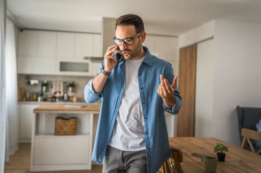 Ragazzo che parla al telefono Ragazzo che parla al telefono