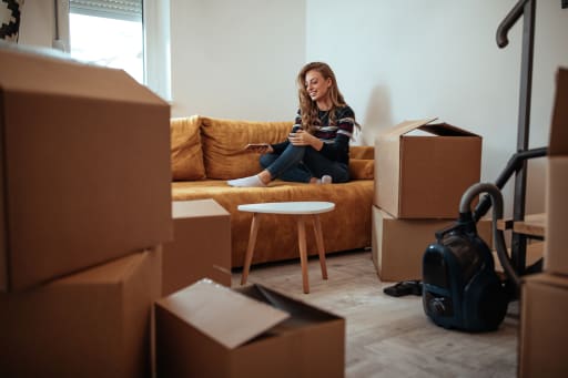 ragazza che trasloca nella casa appena acquistata ragazza che trasloca nella casa appena acquistata