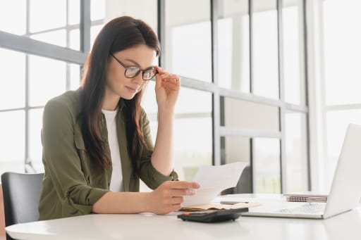 ragazza con occhiali che legge dei documenti ragazza con occhiali che legge dei documenti