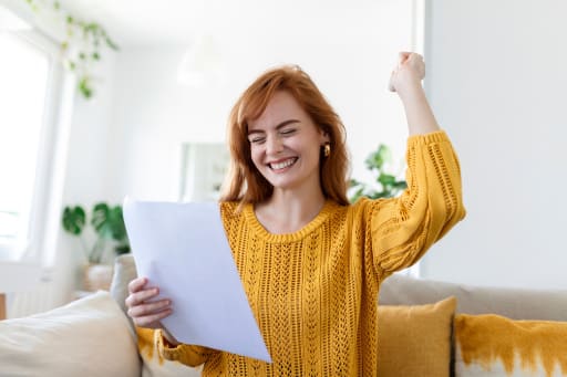 ragazza esulta per prestito accettato ragazza esulta per prestito accettato
