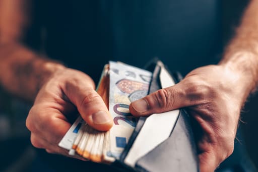 uomo che tiene in mano portafoglio con contanti uomo che tiene in mano portafoglio con contanti