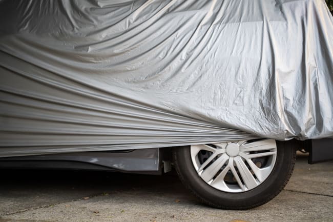 auto_ferma_sotto_a_un_telo auto_ferma_sotto_a_un_telo