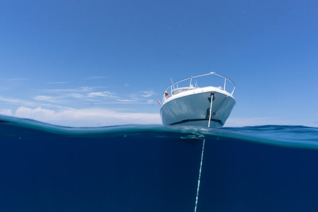 barca_con_ancora_in_mare barca_con_ancora_in_mare