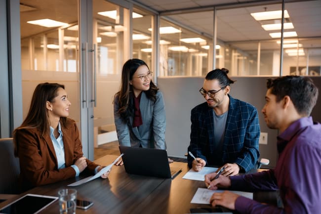 Colleghi che lavorano in ufficio Colleghi che lavorano in ufficio