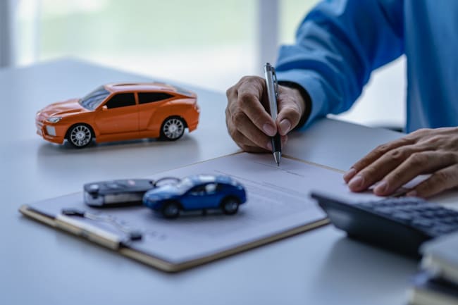 firma_contratto_con_modellini_di_auto_in_miniatura firma_contratto_con_modellini_di_auto_in_miniatura