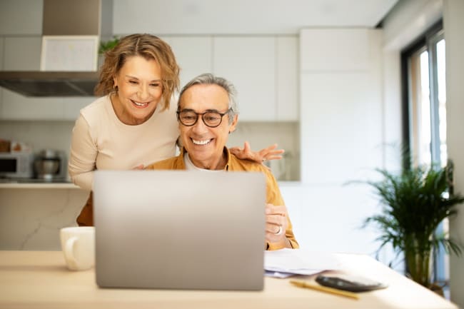 pensionati_guardano_il_computer pensionati_guardano_il_computer