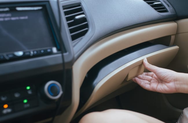 persona apre cruscotto auto per prendere documenti persona apre cruscotto auto per prendere documenti