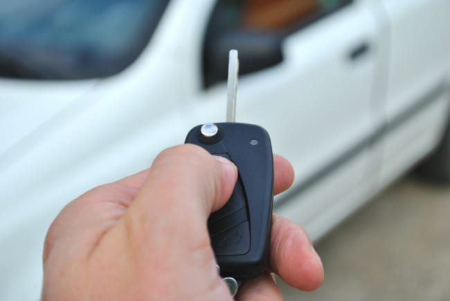 Persona che chiude auto ferma Persona che chiude auto ferma