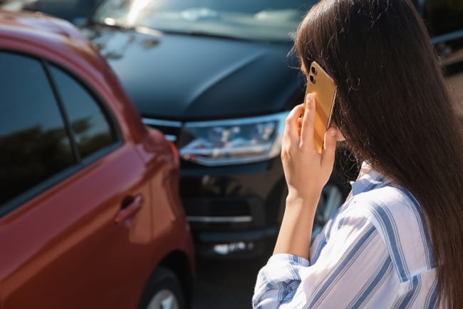ragazza_parla_al_telefono_dopo_incidente_auto ragazza_parla_al_telefono_dopo_incidente_auto