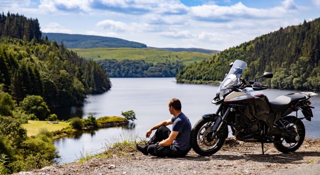 uomo_con_moto_guarda_il_lago uomo_con_moto_guarda_il_lago