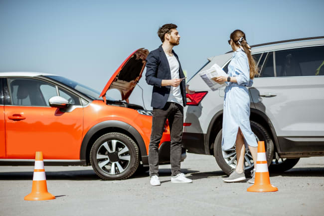 uomo e donna compilano cid dopo incidente in auto uomo e donna compilano cid dopo incidente in auto