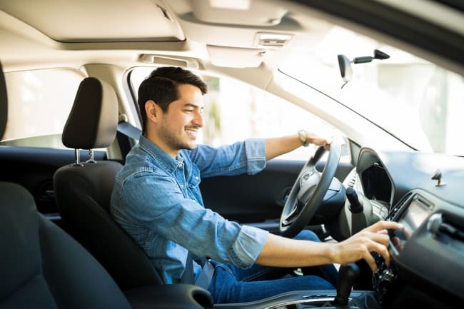 uomo felice nella sua auto uomo felice nella sua auto