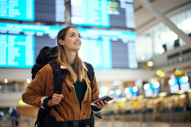ragazza_in_aeroporto_con_zaino ragazza_in_aeroporto_con_zaino