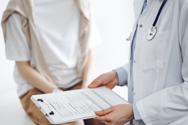 medico che visita paziente medico che visita paziente