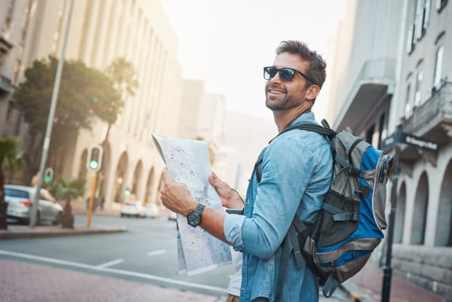 ragazzo_turista_in_citta_con_mappa ragazzo_turista_in_citta_con_mappa