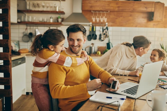 famiglia con papà al pc