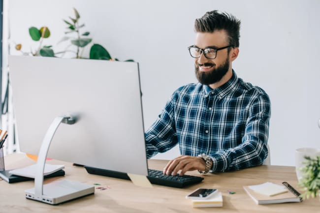 giovane utilizza il computer sul posto di lavoro giovane utilizza il computer sul posto di lavoro