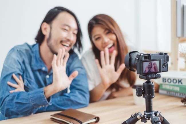 m Due dei giovani blogger o vlogger asiatici utilizzano video online in diretta streaming e trasmissione m Due dei giovani blogger o vlogger asiatici utilizzano video online in diretta streaming e trasmissione