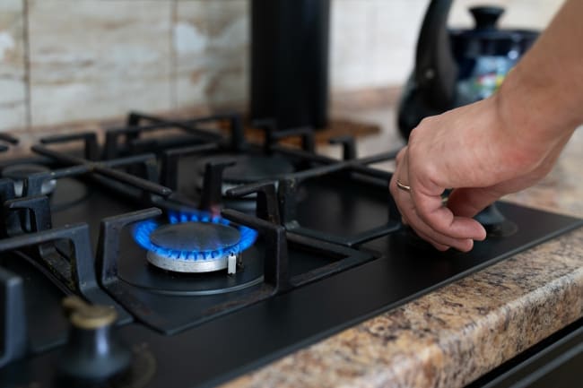 Mano accende fornello gas Mano accende fornello gas